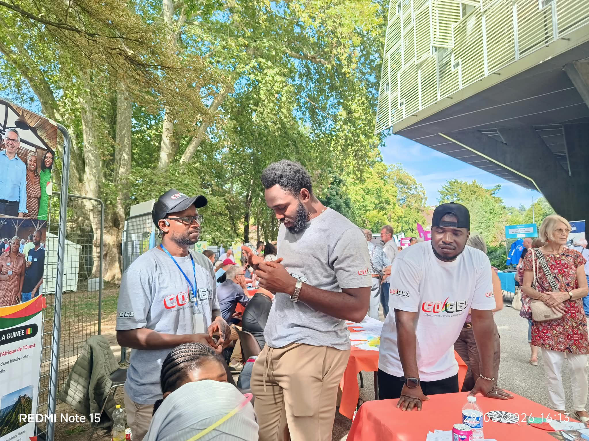 Le stand de la CoGEI avec sa bannière aux couleurs de la Guinée au Forum des Associations de Bourgoin-Jallieu