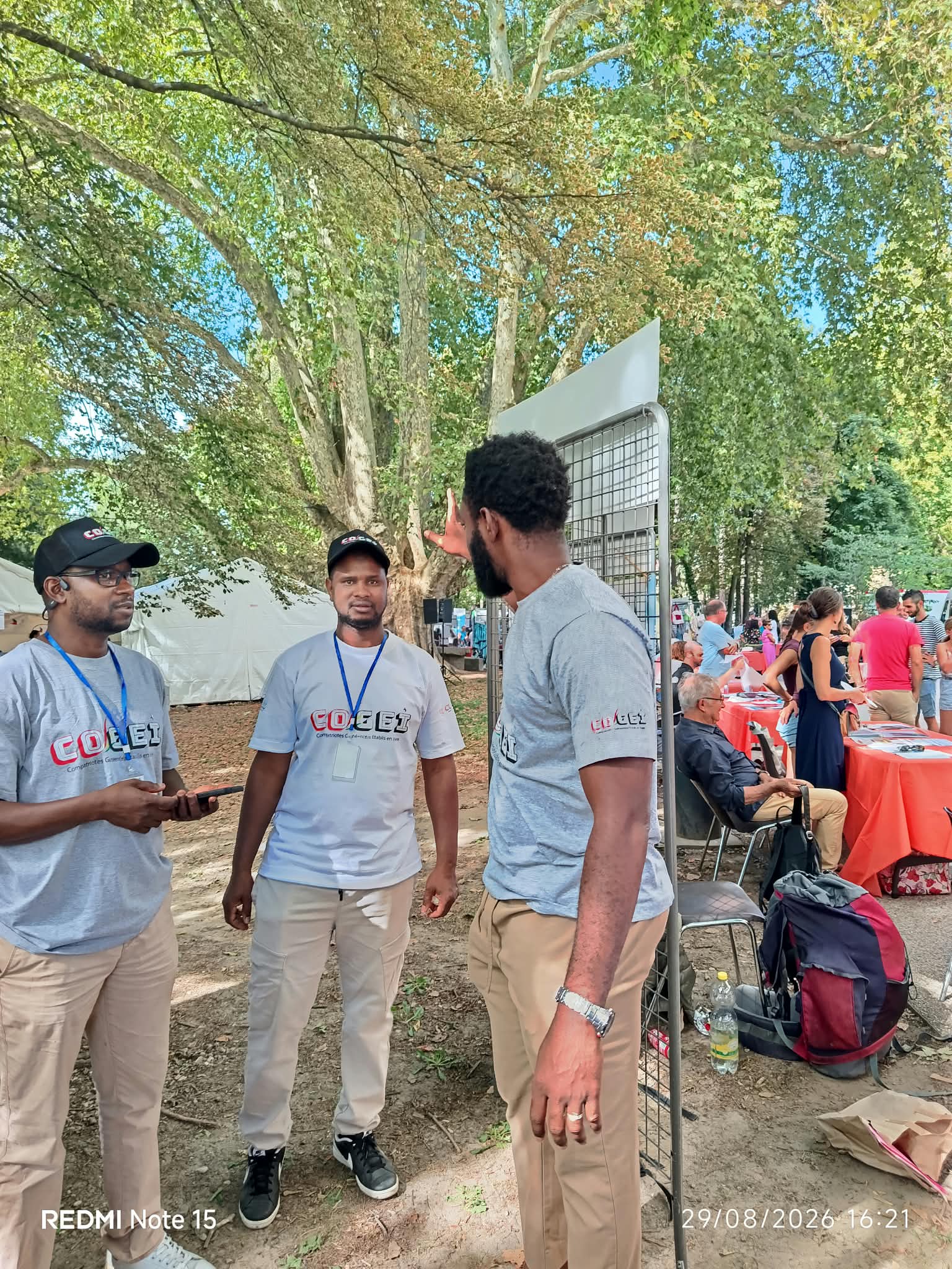 Le stand de la CoGEI sous les arbres du forum