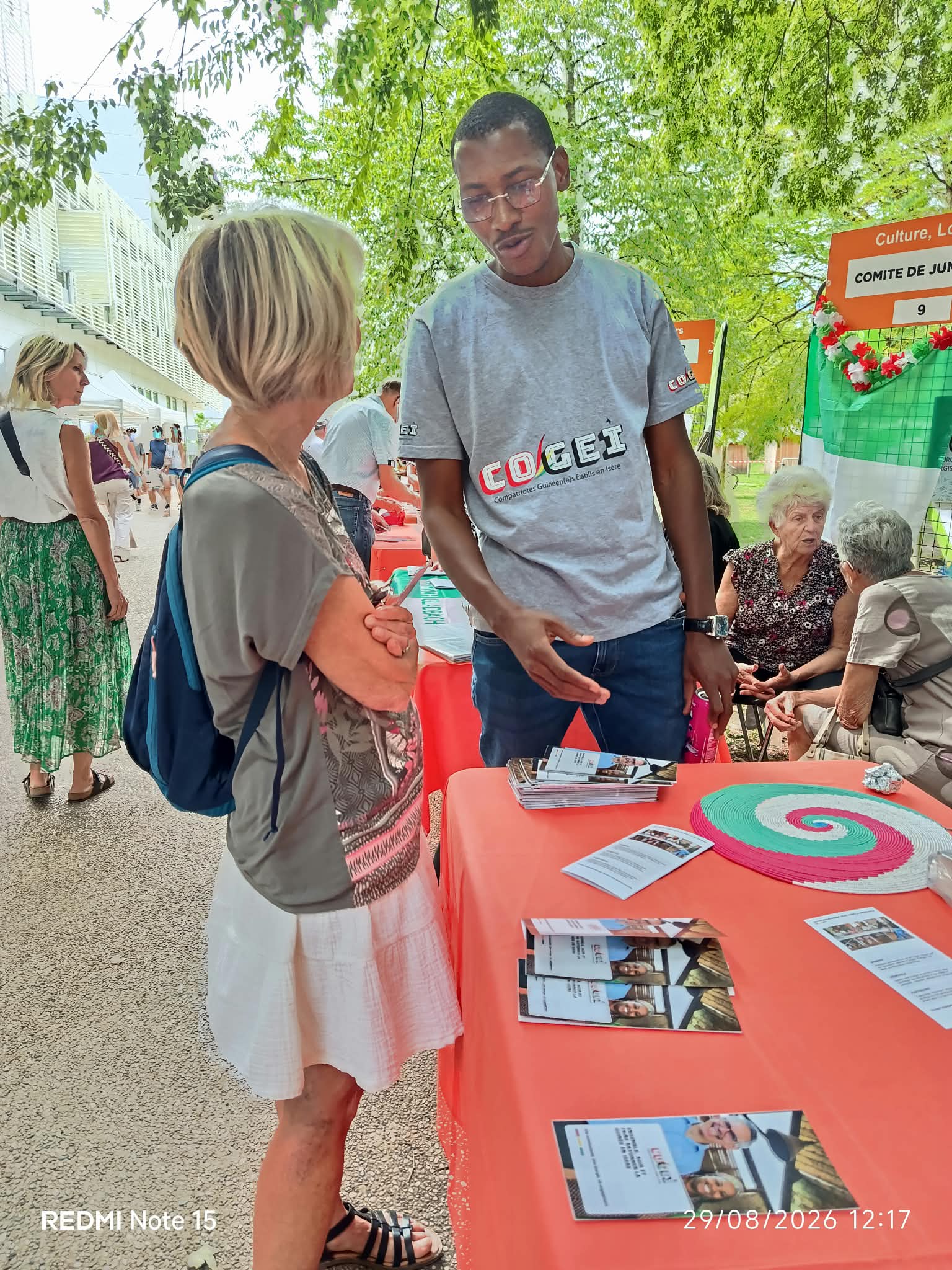 Moment de convivialité sur le stand de la CoGEI