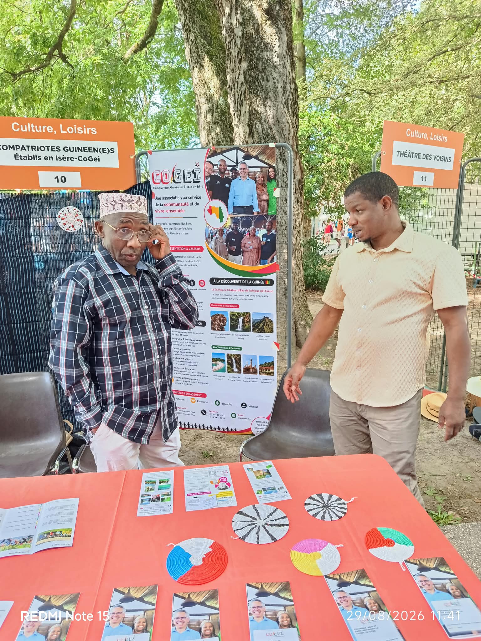 Échanges conviviaux sur le stand CoGEI